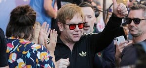 Элтон Джон создал украшение из собственной коленной чашечки