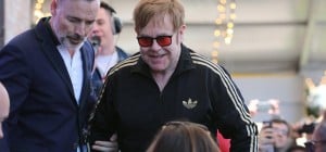 Чоловік Елтона Джона розповів про його стан здоров'я: "Він бореться"