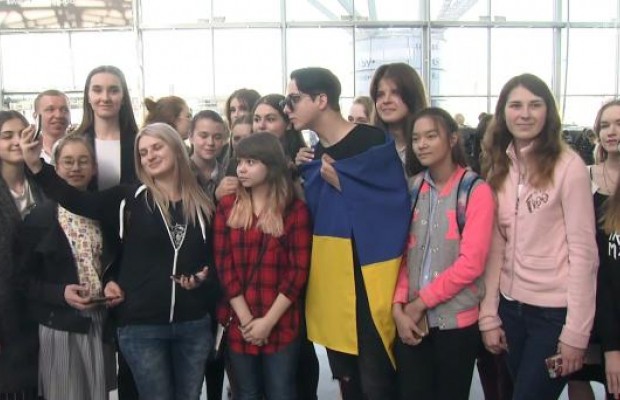 MELOVIN перед вылетом в Лиссабон пообещал "много огня" и необычное фортепиано на Евровидении (фото)