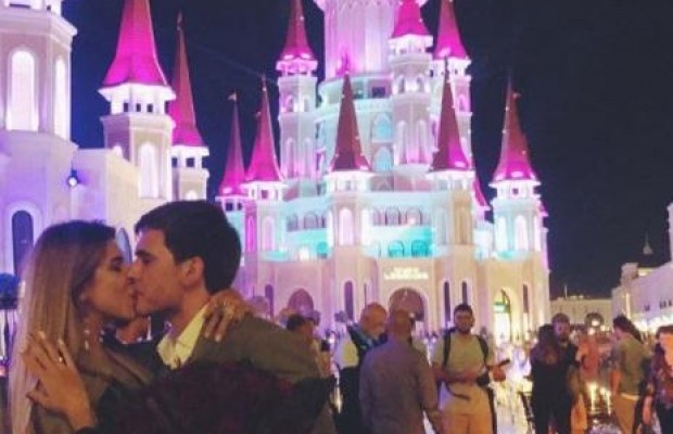 Покинувшая Украину певица выходит замуж: похвасталась роскошным кольцом (фото)