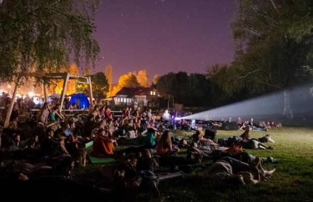 У Луцьку запрацював кінотеатр під відкритим небом (відео)