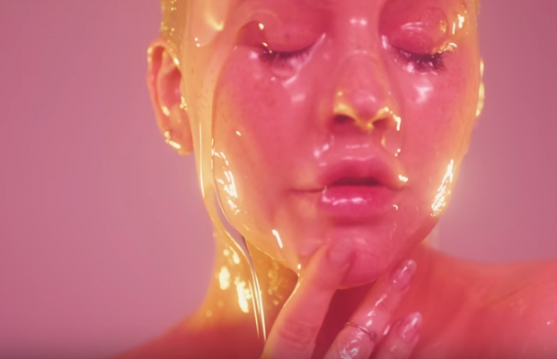 Голая и мокрая: Кристина Агилера показала грудь и намазалась гелем ради нового клипа (видео)