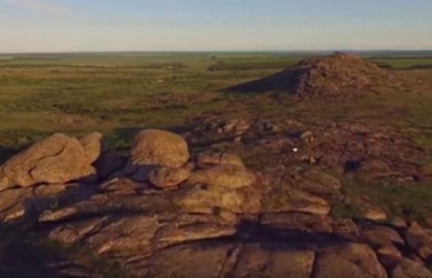 Гірська країна серед степу: в мережі показали вражаючу зйомку заповідника "Кам'яні могили" з висоти пташиного польоту (відео)
