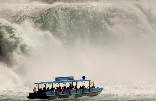 Поєднання романтики та екстриму: туристи прямують до найбільшого в Європі водоспаду (фоторепортаж)