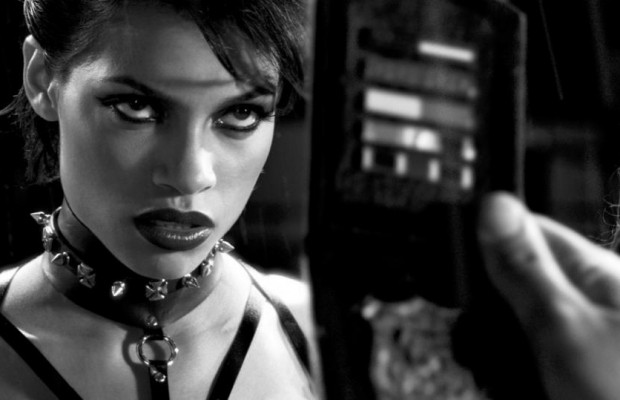 Голая с букетом цветов: звезда "Города грехов" отметила свой день рождения горячими кадрами в Instagram (фото, видео)