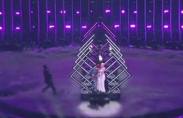 Инцидент на Евровидении: во время выступления британки мужчина выбежал на сцену и выхватил микрофон