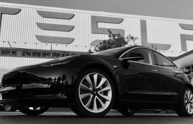 У США електрокар Tesla на автопілоті протаранив пожежну машину