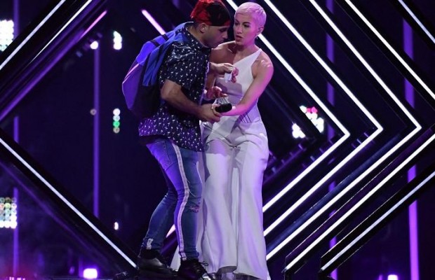 Сорвал выступление и нанес травмы: участница рассказала о нападении во время финала Евровидения (видео)