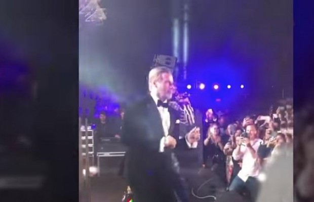 Джон Траволта отжег на сцене с 50 сent и попал на видео