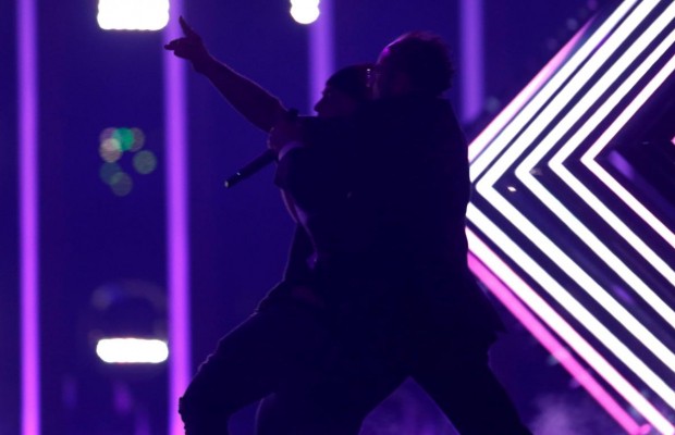 Пранкер, напавший в финале Евровидения на британскую певицу, заявил, что в полиции его пытали