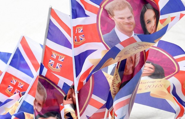 Свадьба принца Гарри и Меган Маркл: как развлекают туристов в преддверии королевского праздника (видео)