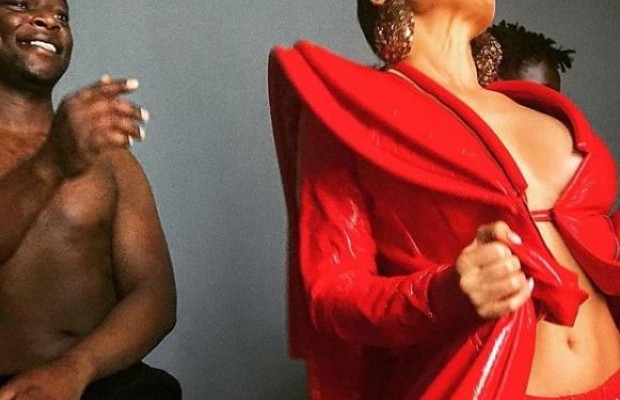 Полякова та Астаф'єва в пом'ятих сукнях вирішили боротися зі смертями на дорогах (відео)