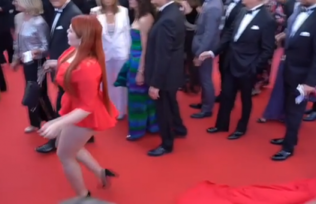 Упала юбка: российская plus-size модель оконфузилась в Каннах (видео)
