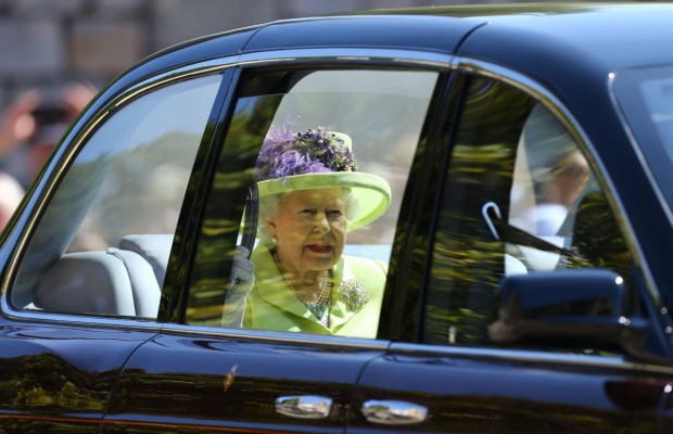 Елизавета II наказала отца Меган Маркл за его скандальное интервью