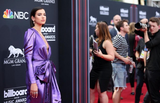 Відома британська співачка вийшла у світ в міні-сукні від українського дизайнера (фото)