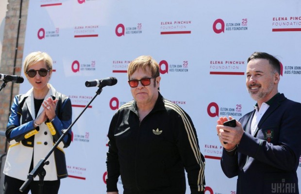 Елтон Джон вперше після часткової втрати зору з'явився на публіці (відео)