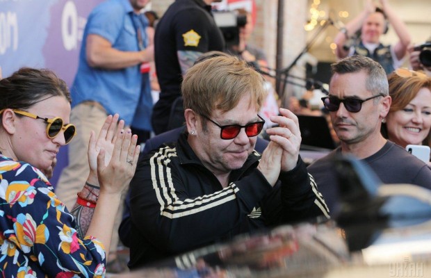 "Я втратив голос": Елтон Джон припинив концерт в Новій Зеландії через хворобу (відео)