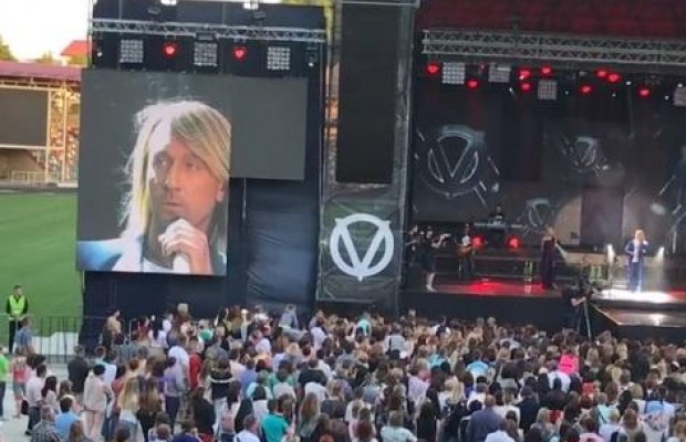 Голос тремтів: Олег Винник на концерті у Тернополі заговорив про смерть мами (відео)