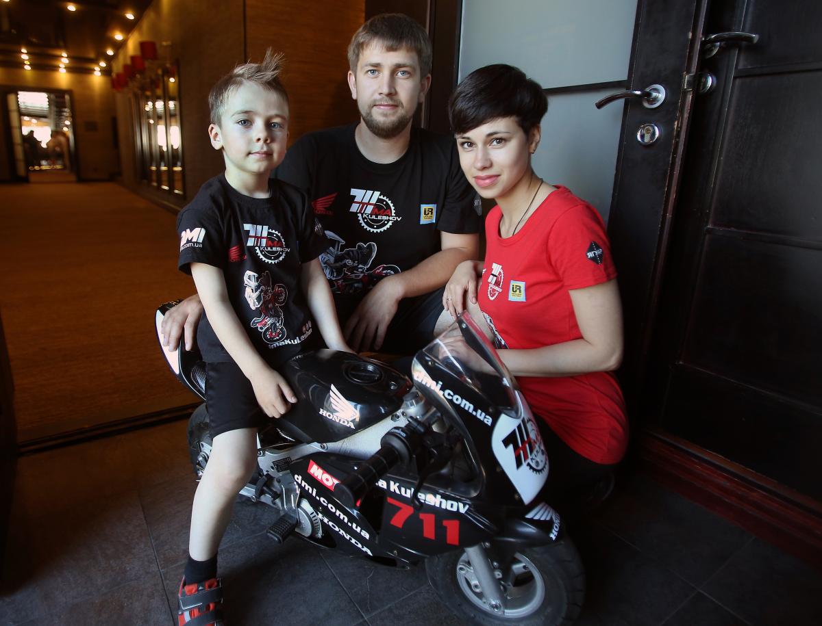 5-летний Тимур Кулешов из Киева заразился любовью к мотоциклам от родителей  / фото УНИАН