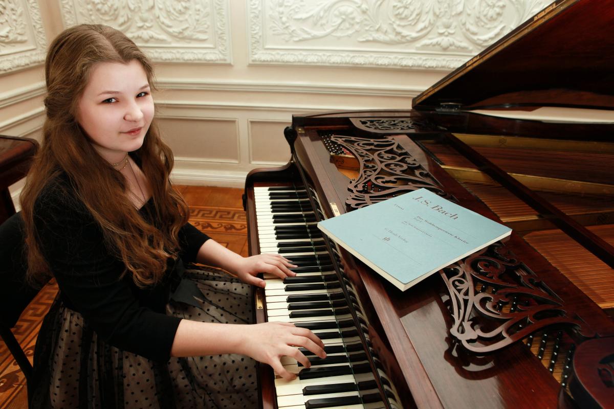 Пианистка из Крыма Кристина Михайличенко влюблена в музыку и играет с четырех лет / фото УНИАН