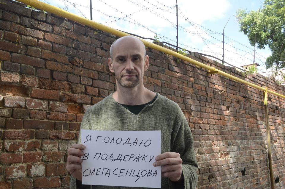 Буртин поддержал Сенцова голодовкой и призвал всех, кто может, присоединиться / Фото facebook.com/shura.burtin Буртин поддержал Сенцова голодовкой и призвал всех, кто может, присоединиться / Фото facebook.com/shura.burtin