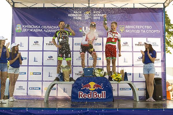 Переможці першого дня змагань в бризках шампанського / racehorizonpark.com Переможці першого дня змагань в бризках шампанського / racehorizonpark.com