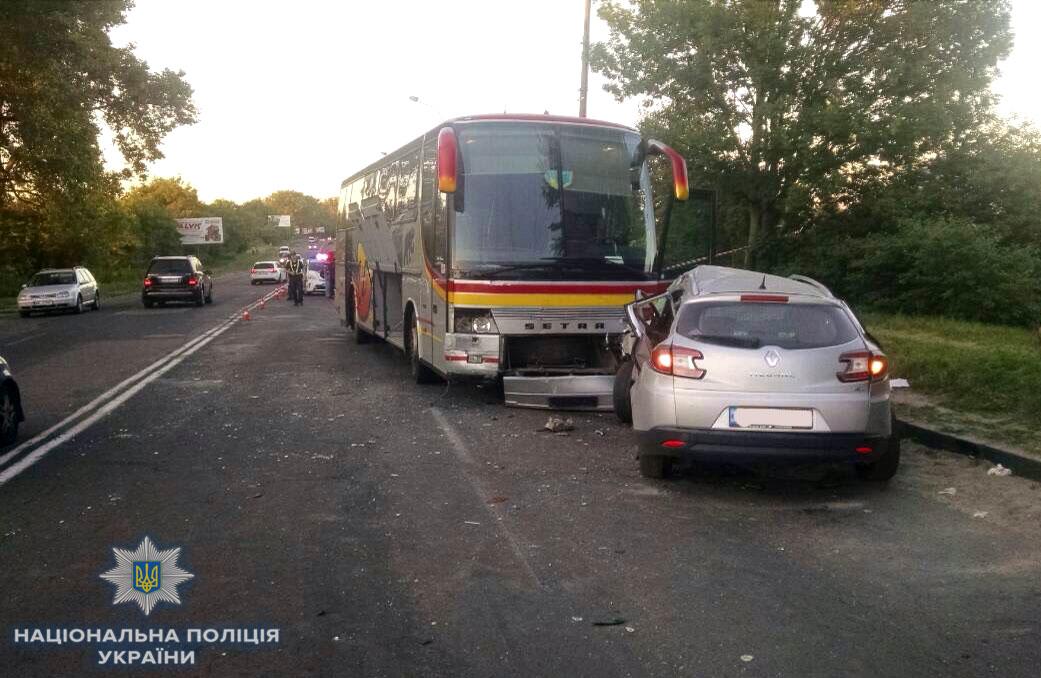 Таксист разворачивлся на выезде из Ривне и в него въехал автобус / rv.npu.gov.ua Таксист разворачивлся на выезде из Ривне и в него въехал автобус / rv.npu.gov.ua