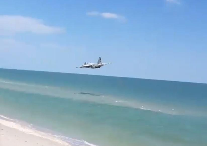 Штурмовик пролетів у 10 метрах над водою / Фото facebook.com/romabra