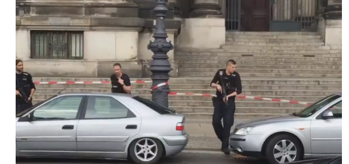 Полицейский в соборе стрелял / скрин из видео bbc.com