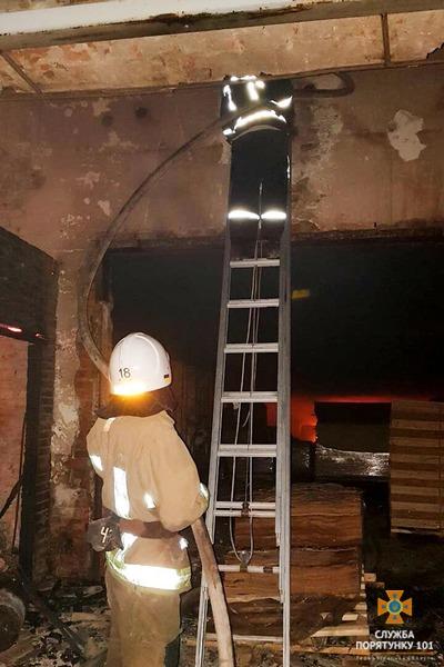 На Тернопільщині майже 3 години гасили пожежу в деревообробному цеху (фото) На Тернопільщині майже 3 години гасили пожежу в деревообробному цеху (фото)