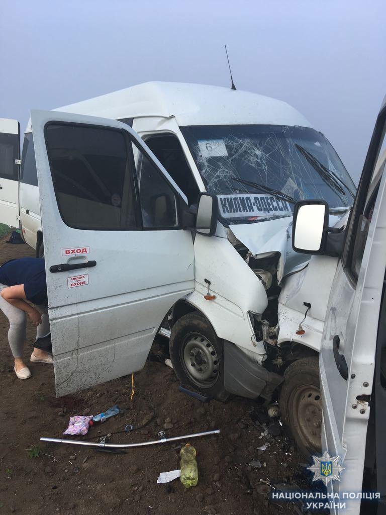 Внаслідок аварії загинула людина, ще 10 постраждали / фото od.npu.gov.ua Внаслідок аварії загинула людина, ще 10 постраждали / фото od.npu.gov.ua