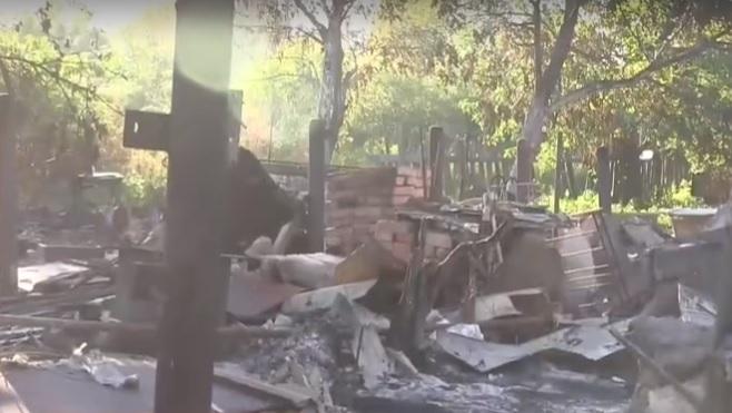 Боевики лупят по домам зажигательными боеприпасами / Скриншот видео ТСН Боевики лупят по домам зажигательными боеприпасами / Скриншот видео ТСН