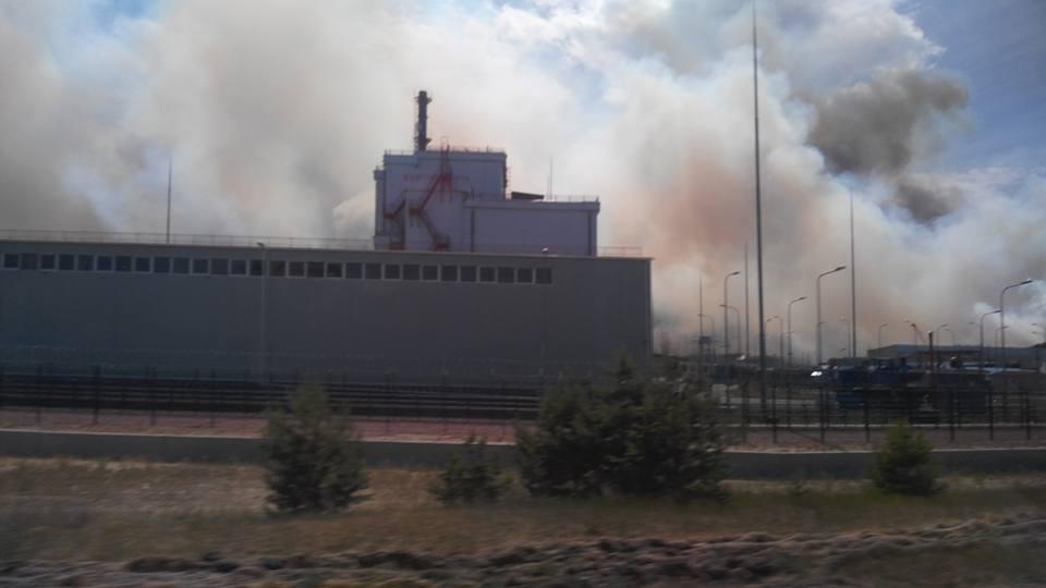 Гасіння пожежі продовжується / фото facebook.com/levina.ns Гасіння пожежі продовжується / фото facebook.com/levina.ns