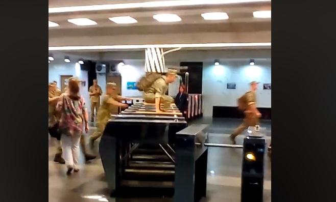 Будущие офицеры ВСУ массово перепрыгивали через турникеты в метро / Скриншот Будущие офицеры ВСУ массово перепрыгивали через турникеты в метро / Скриншот