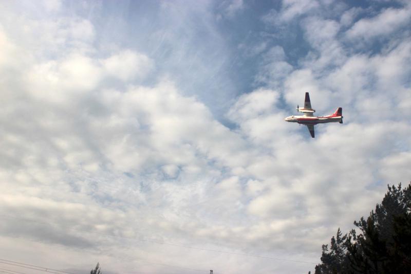 Авіація скидає ліс воду / ДСНС