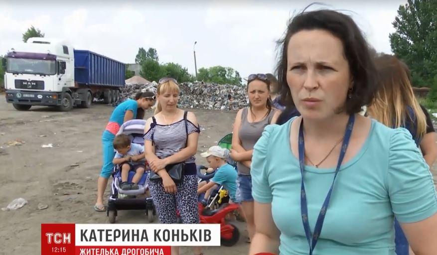 В Дрогобыче местные жители бойкотируют коммунальщиков из-за мусора / Скриншот - ТСН
