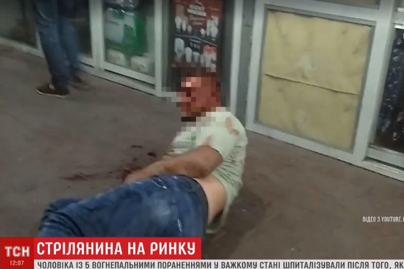 Підстрелений на миколаївському ринку чоловік не дає показів проти нападників / Скриншот - ТСН