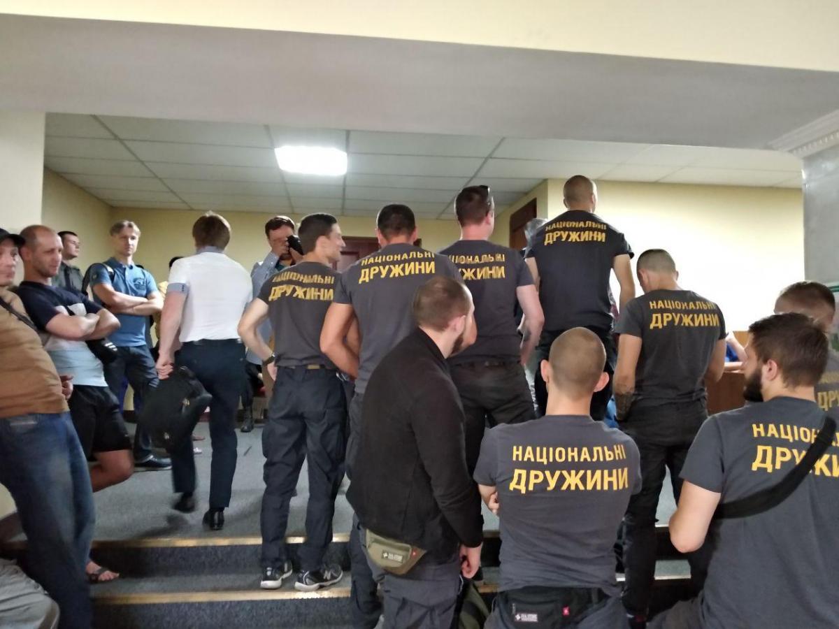 Активисты начали громко кричать: «Ганьба!» и пытаться попасть в зал / фото: Національні Дружини Активисты начали громко кричать: «Ганьба!» и пытаться попасть в зал / фото: Національні Дружини