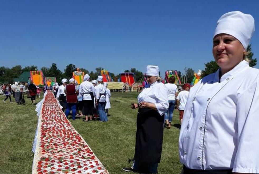 Клубничный пирог попал в книгу рекордов Украины / фото debaty.sumy.ua Клубничный пирог попал в книгу рекордов Украины / фото debaty.sumy.ua