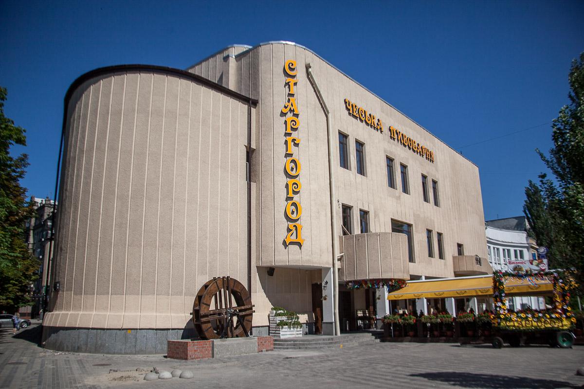 У Дніпрі в ресторані «Старгород» померла дівчина, намагаючись зробити селфі / фото Інформатор У Дніпрі в ресторані «Старгород» померла дівчина, намагаючись зробити селфі / фото Інформатор