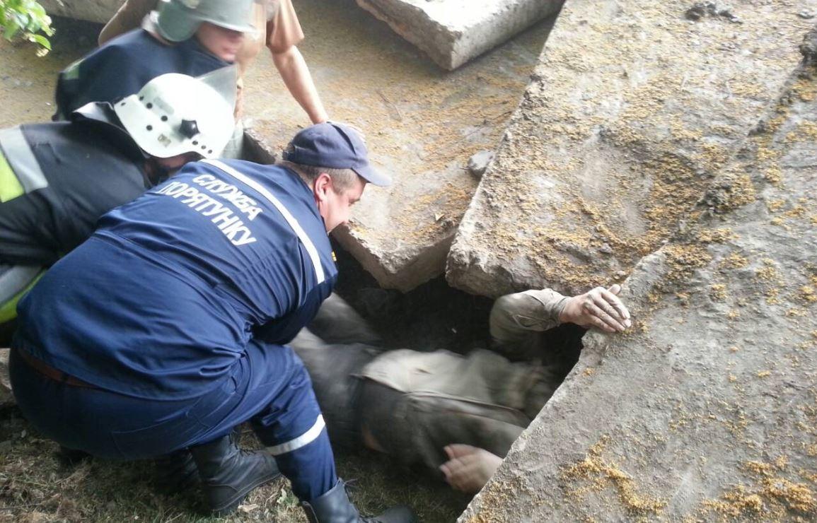 На Хмельнитчине спасатели помогли мужчине, на которого упала бетонная плита / ГУ ГСЧС Украины в Хмельницкой области