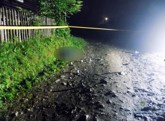 Чоловіка біля свого будинку виявила 27-річна жінка / фото zk.npu.gov.ua Чоловіка біля свого будинку виявила 27-річна жінка / фото zk.npu.gov.ua