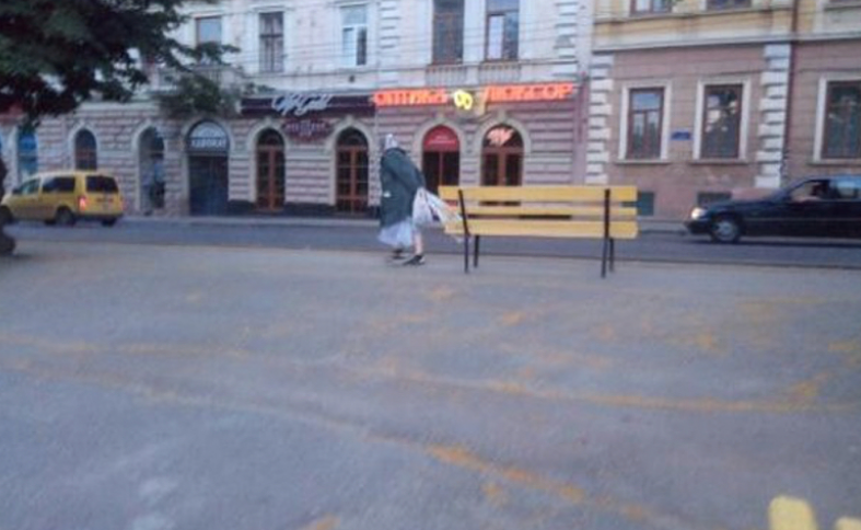 Бабушка тащила лавочку просто по тротуару / 0372.ua Бабушка тащила лавочку просто по тротуару / 0372.ua