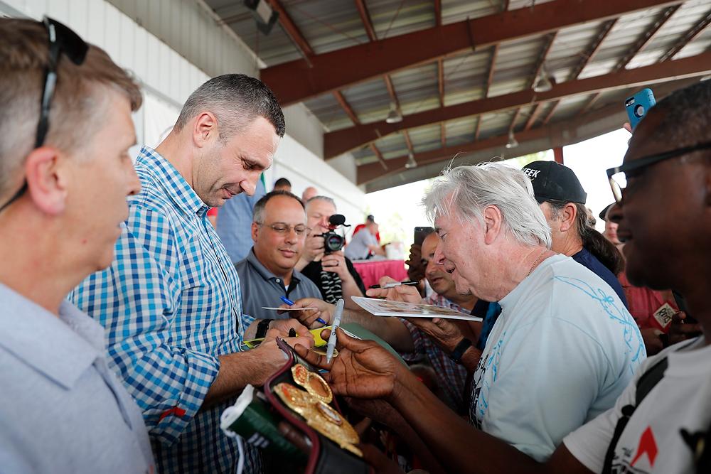 Щоб взяти автограф у Кличка, американці шикувалися у довгі черги (фото, відео)