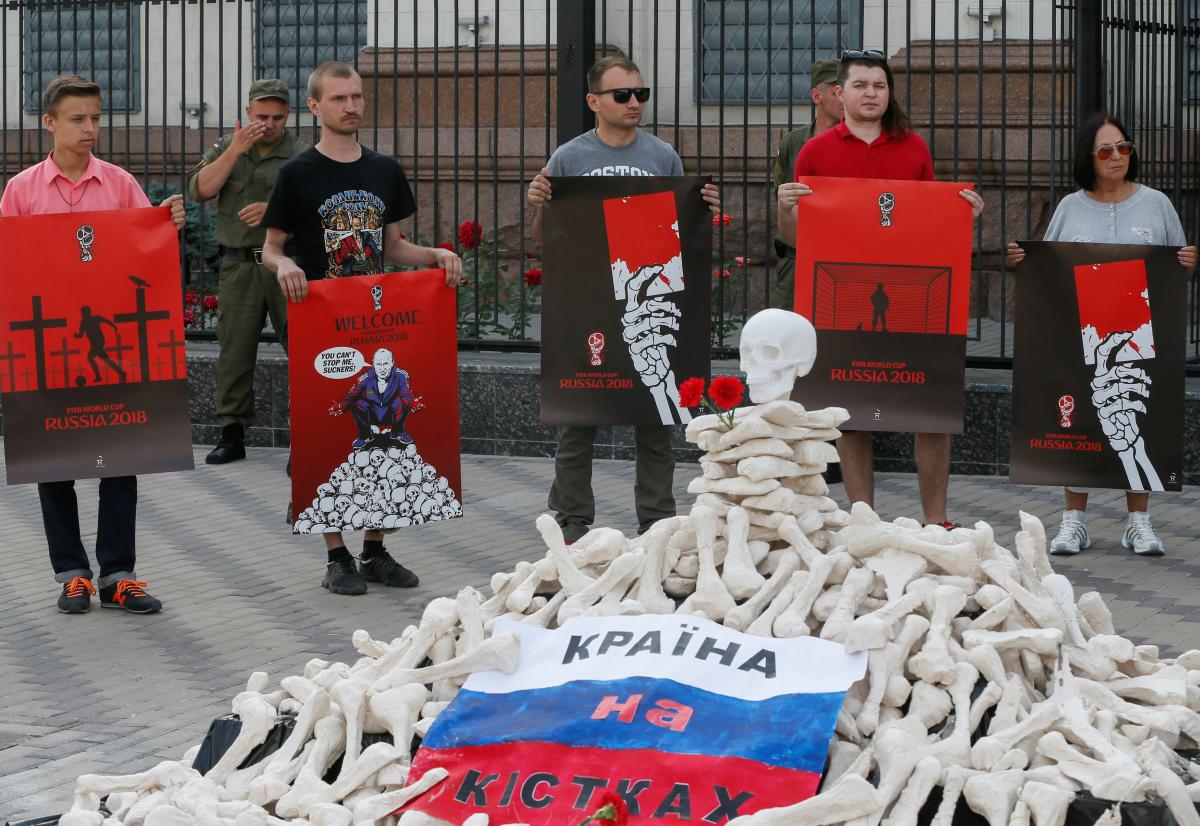 Акция у посольства РФ в Киеве / REUTERS