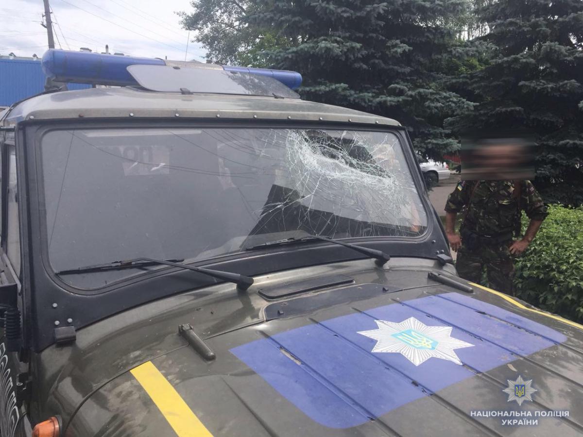 Одного із учасників інциденту правоохоронці затримали і доставили до Рокитнівського відділення поліції / Фото rv.npu.gov.ua Одного із учасників інциденту правоохоронці затримали і доставили до Рокитнівського відділення поліції / Фото rv.npu.gov.ua