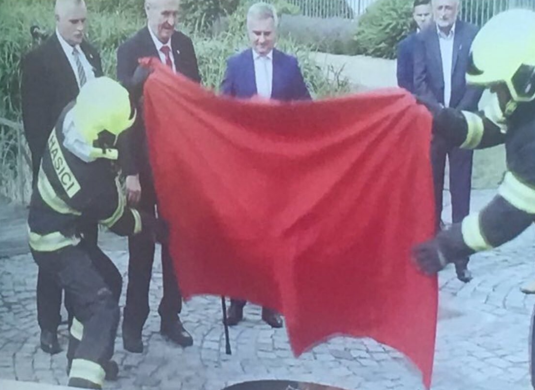 Червоні труси чеська арт-група Ztohoven вивісила над резиденцією глави держави в 2015 році / twitter.com/petrgazdik