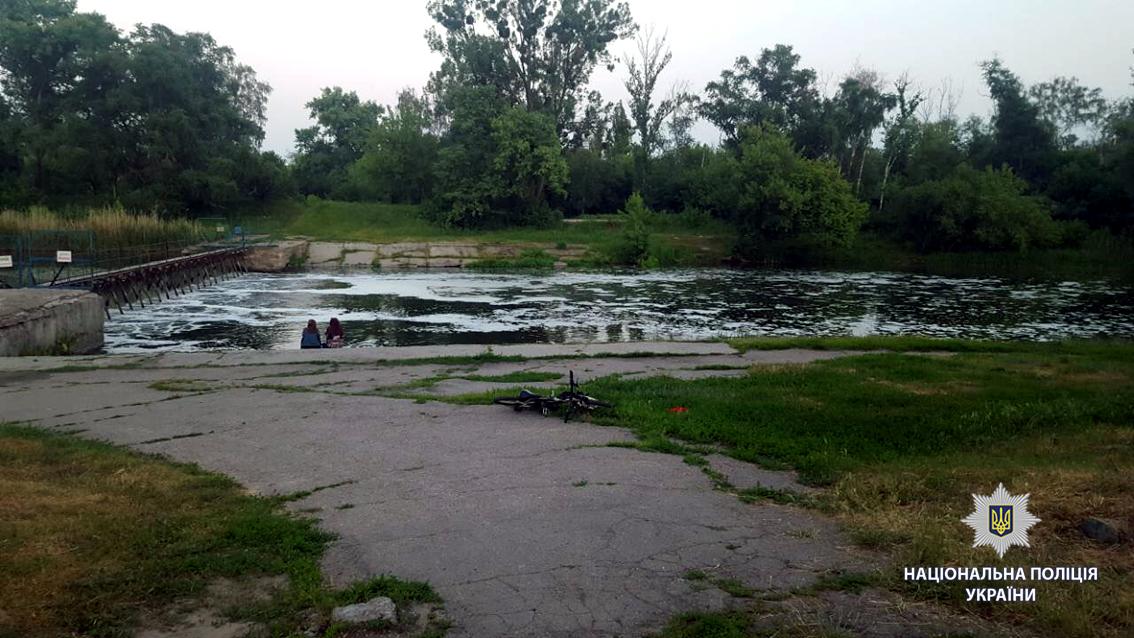 Из-за сильного течения неподалеку дамбы мальчик попал в водоворот / Фото hk.npu.gov.ua