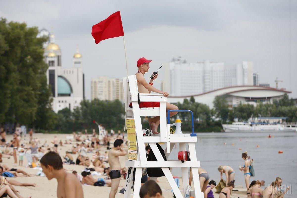 На всех коммунальных пляжах Киева купаться пока не рекомендуют – "Плес" / фото УНИАН