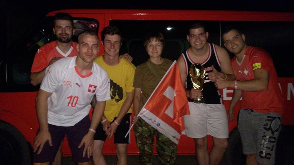 Футбольних вболівальників зі Швейцарії врятувала українська волонтер / facebook.com/dombrovskaya.volonter Футбольних вболівальників зі Швейцарії врятувала українська волонтер / facebook.com/dombrovskaya.volonter